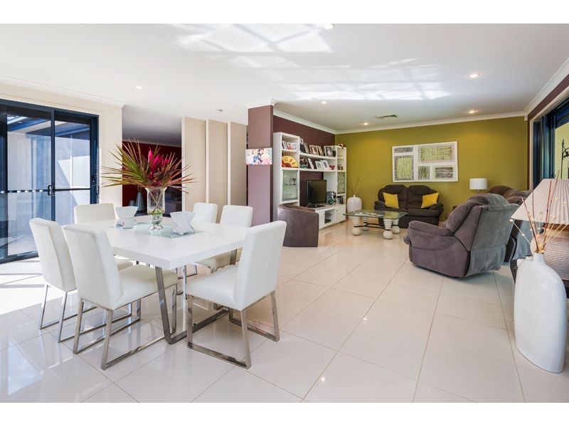 98 Arun Drive, Arundel QLD 4214