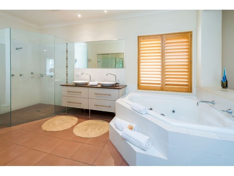 98 Arun Drive, Arundel QLD 4214