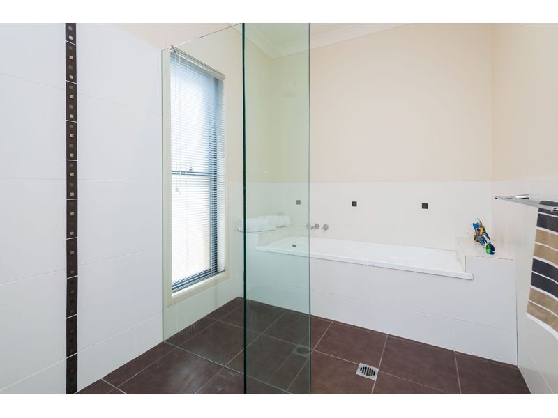 98 Arun Drive, Arundel QLD 4214