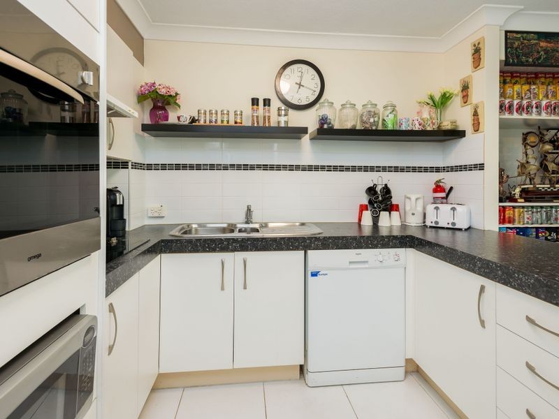 8/37 Bayview Street, Runaway Bay QLD 4216