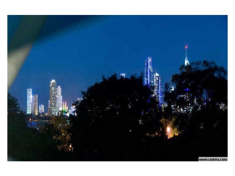 2/4 Petersen Avenue, Southport QLD 4215