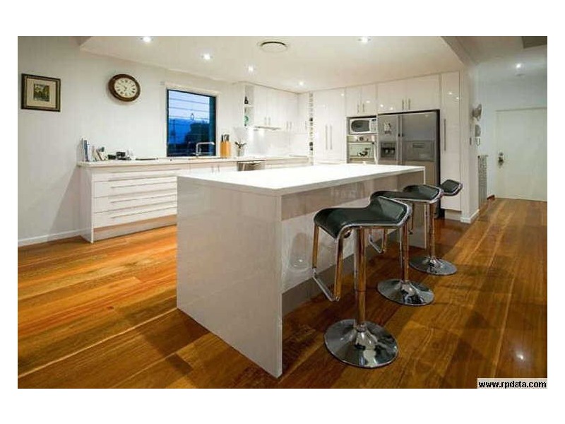 2/4 Petersen Avenue, Southport QLD 4215