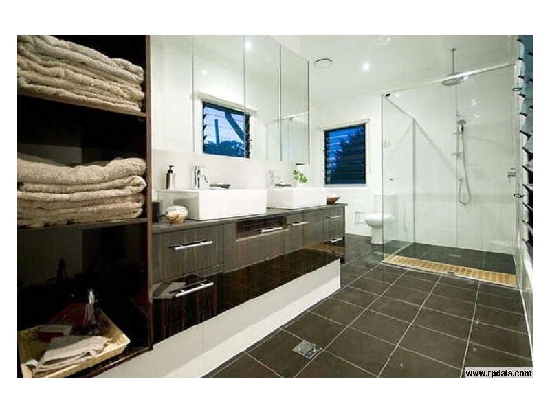 2/4 Petersen Avenue, Southport QLD 4215