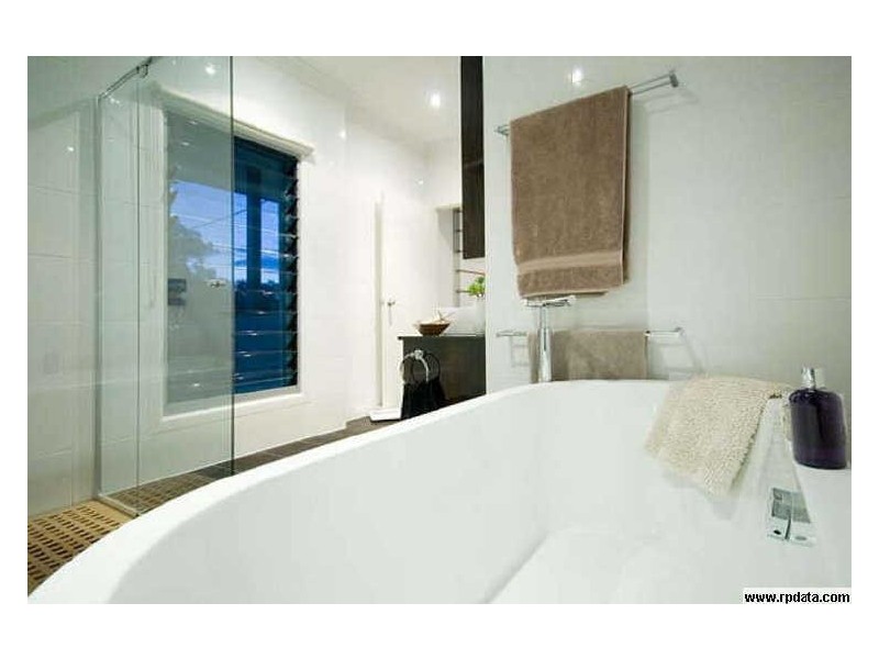 2/4 Petersen Avenue, Southport QLD 4215