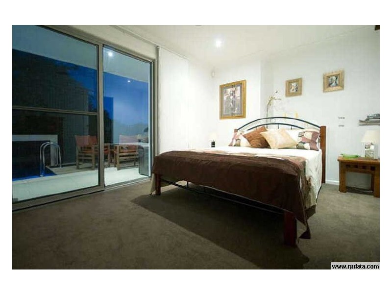 2/4 Petersen Avenue, Southport QLD 4215