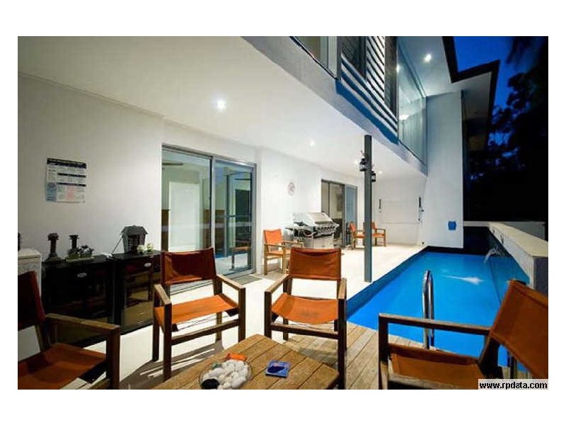 2/4 Petersen Avenue, Southport QLD 4215