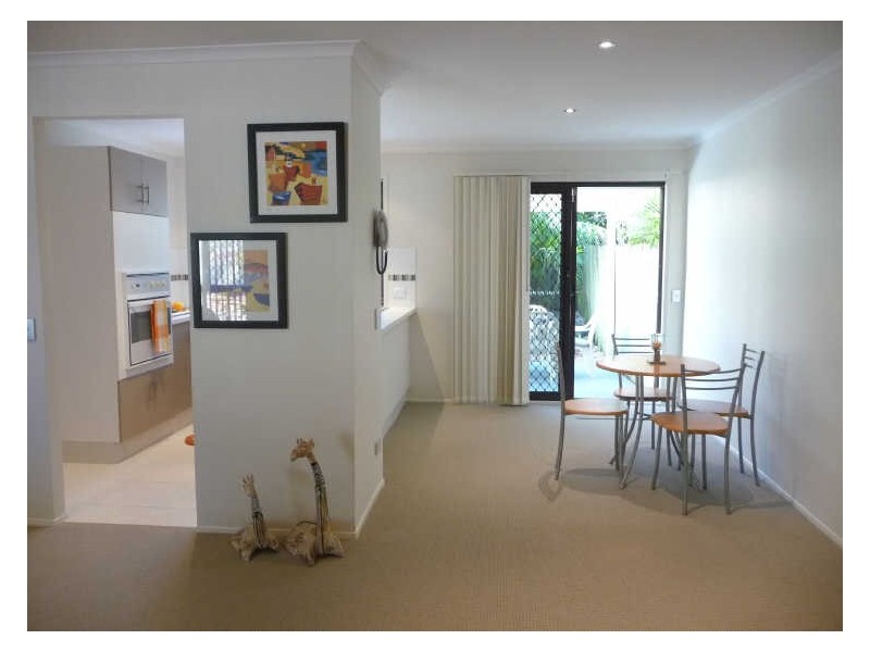 2/218 Olsen Avenue, Arundel QLD 4214
