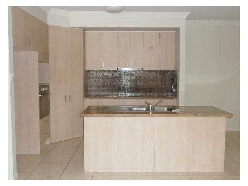 2/14 Wynflo Street, Labrador QLD 4215