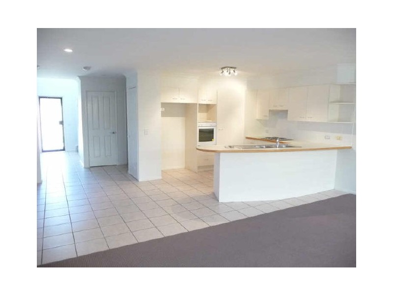 2/7 Brookside Road, Labrador QLD 4215