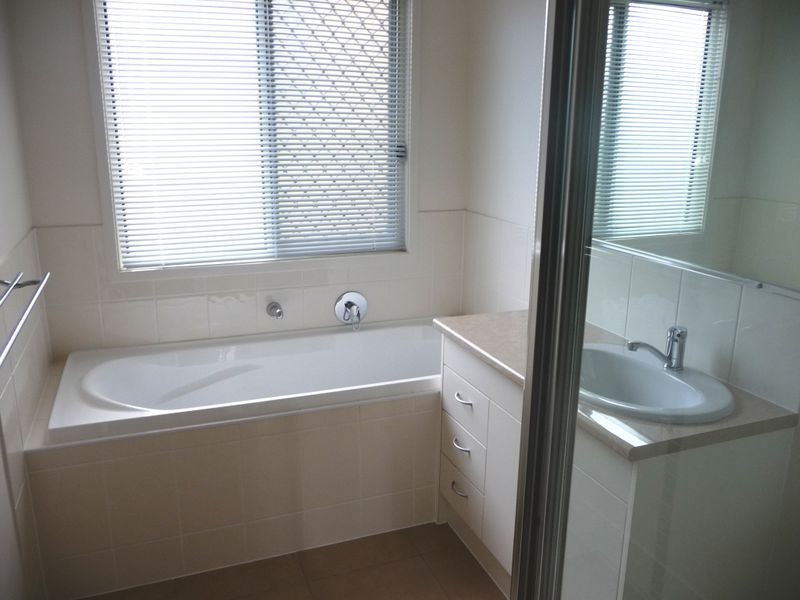 18 Angourie Crescent, Pacific Pines QLD 4211