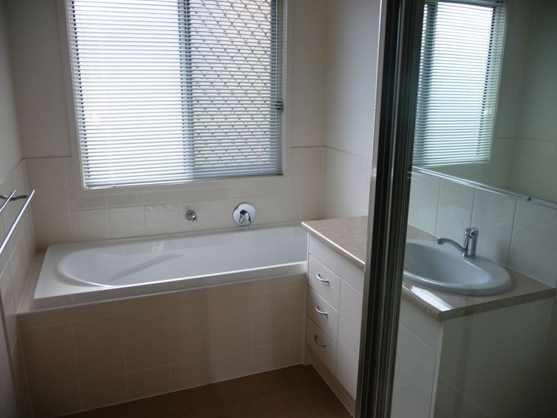 28 Angouire Crescent, Pacific Pines QLD 4211