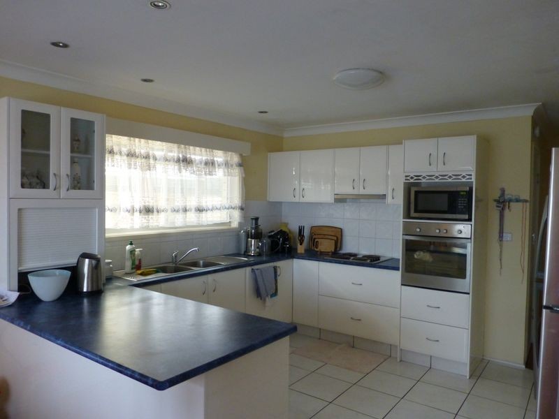 32 Sunbird Ave, Paradise Point QLD 4216