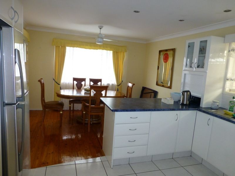 32 Sunbird Ave, Paradise Point QLD 4216