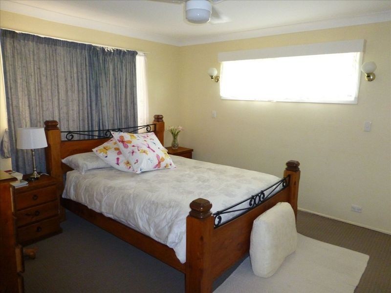 32 Sunbird Ave, Paradise Point QLD 4216