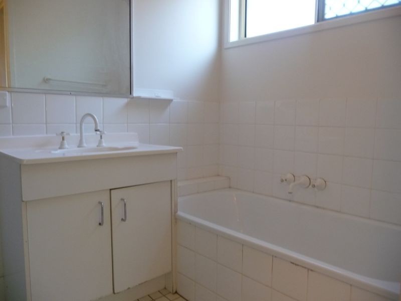 2/3 Waterbird Court, Coombabah QLD 4216