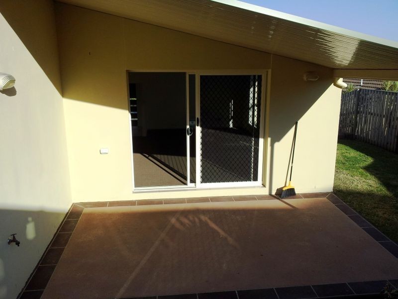 8 Sandow Street, Pacific Pines QLD 4211