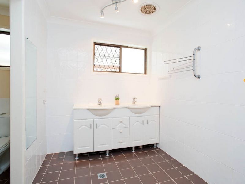 77 Oxley Drive, Paradise Point QLD 4216