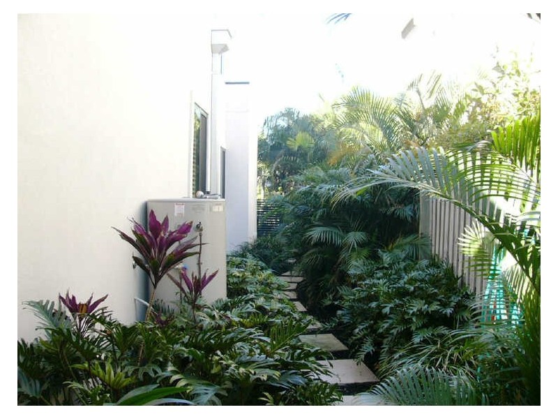 1/60 Bayview Street, Runaway Bay QLD 4216