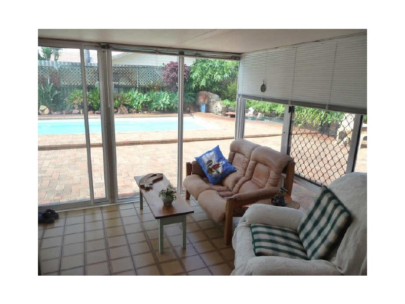 6 Blaxland Avenue, Paradise Point QLD 4216