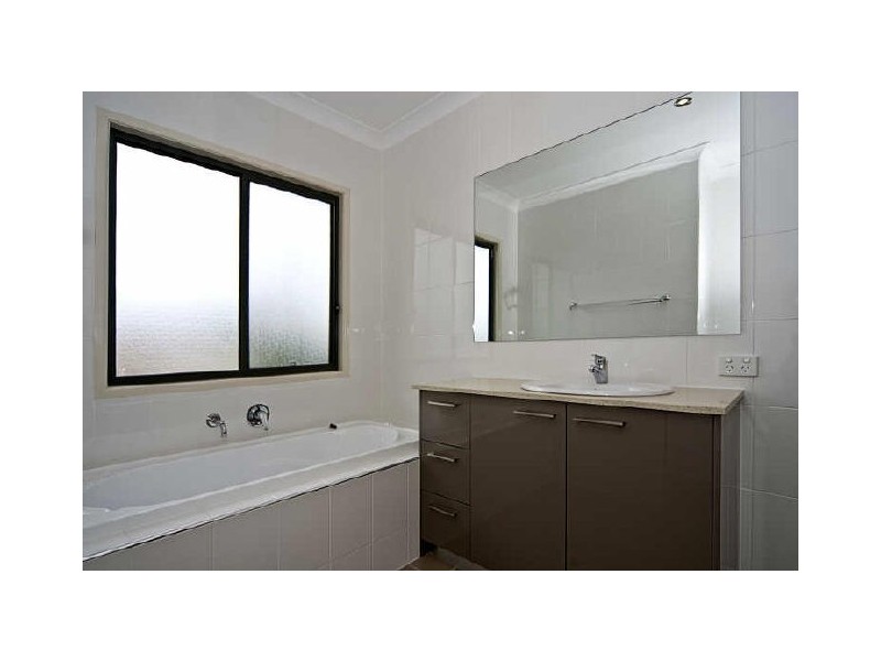 1 & 2/12 Drake Avenue, Paradise Point QLD 4216