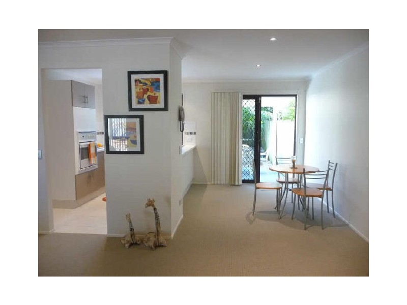 2/218 Olsen Avenue, Arundel QLD 4214