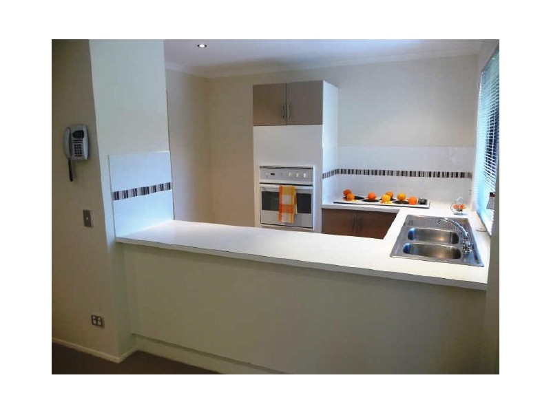 2/218 Olsen Avenue, Arundel QLD 4214