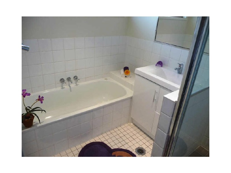 2/218 Olsen Avenue, Arundel QLD 4214