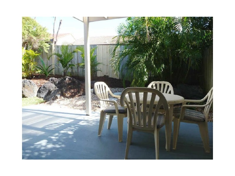 2/218 Olsen Avenue, Arundel QLD 4214