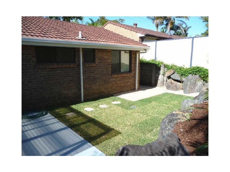 2/218 Olsen Avenue, Arundel QLD 4214