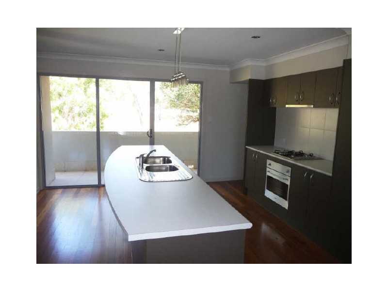 4/10 Middle Street, Labrador QLD 4215