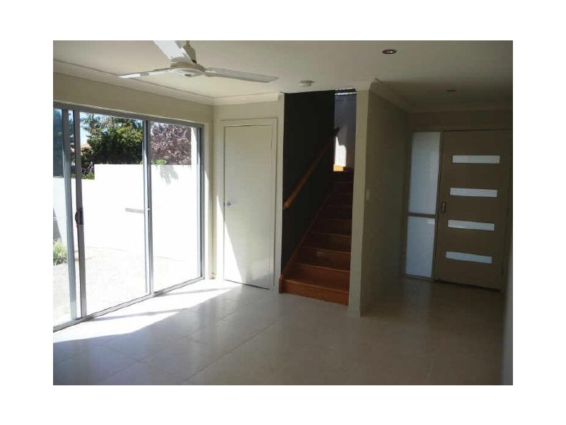 4/10 Middle Street, Labrador QLD 4215