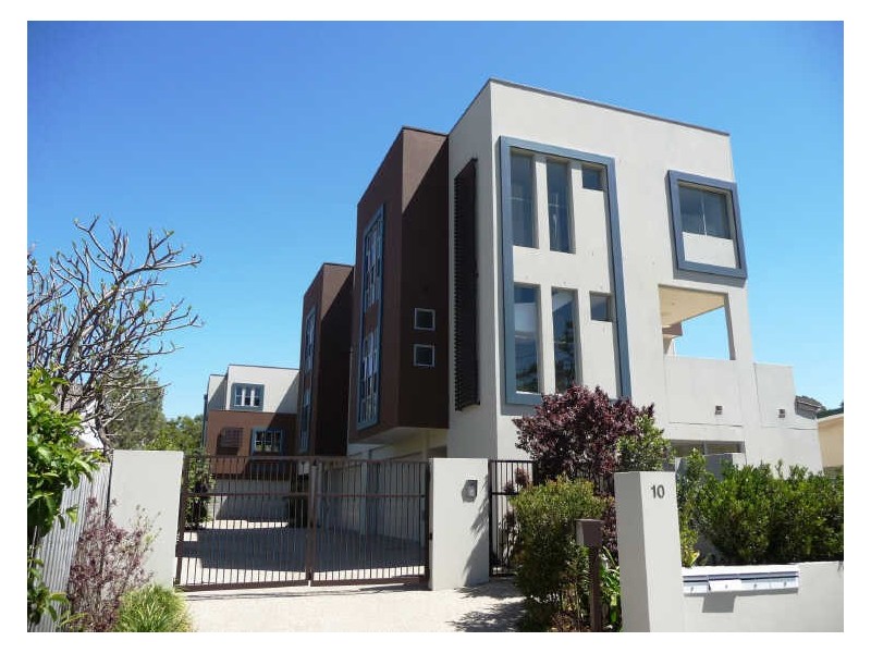 1/10 Middle Street, Labrador QLD 4215