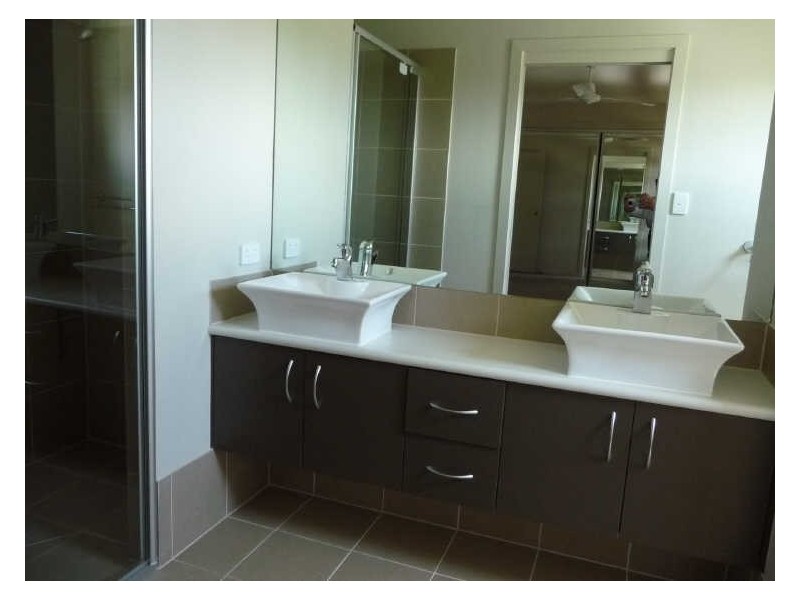 1/10 Middle Street, Labrador QLD 4215