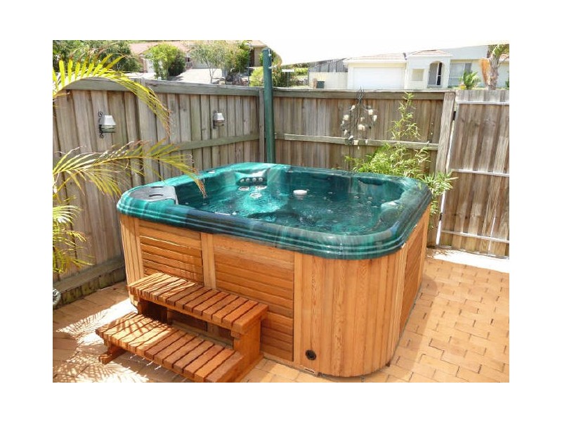 12 White Cap Close, Pacific Pines QLD 4211