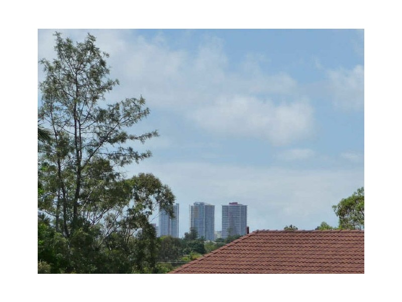 1/11 Robin Joy Close, Labrador QLD 4215