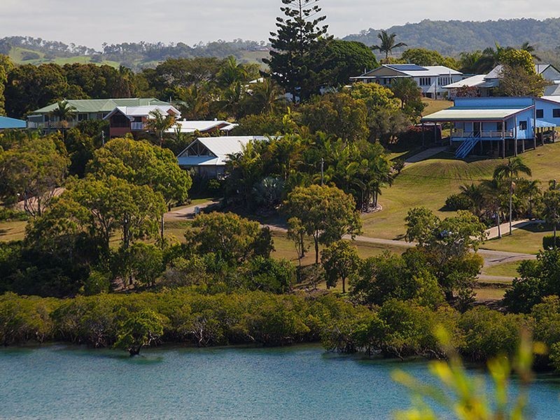 10 Ferries Terrace, Sarina Beach QLD 4737