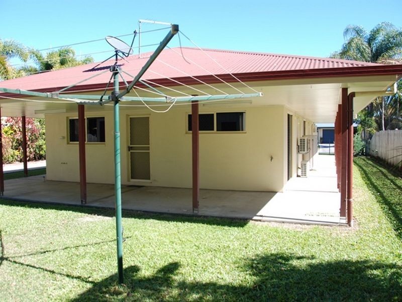 9 Lando Ave, Sarina QLD 4737