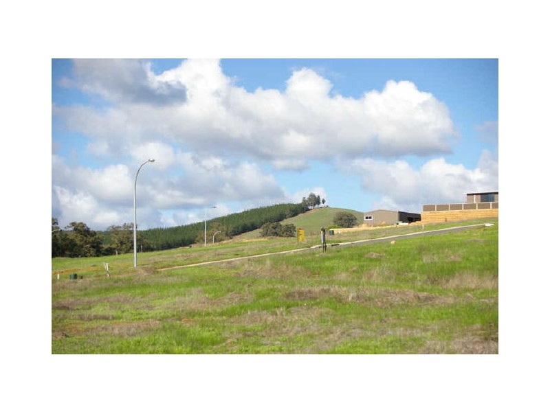 2 Hitchcock Drive, Nannup WA 6275