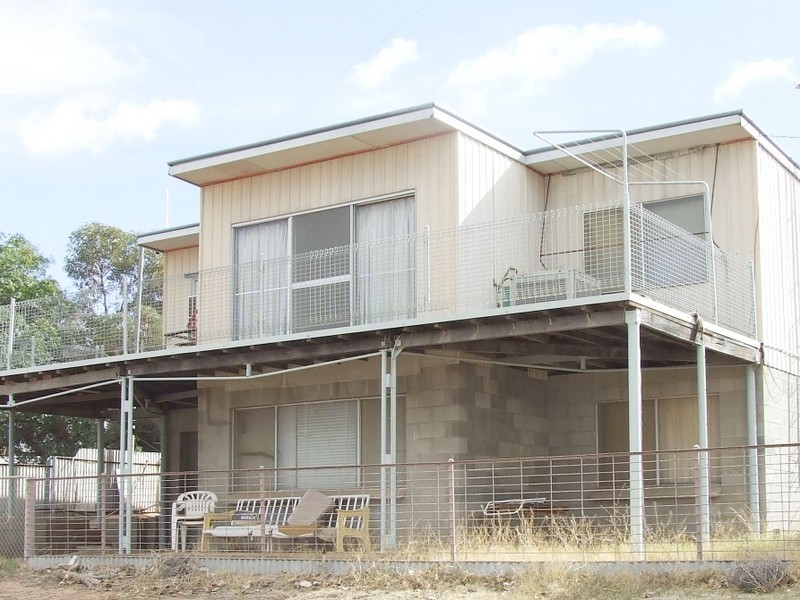 37 Lakeview Avenue, Menindee NSW 2879