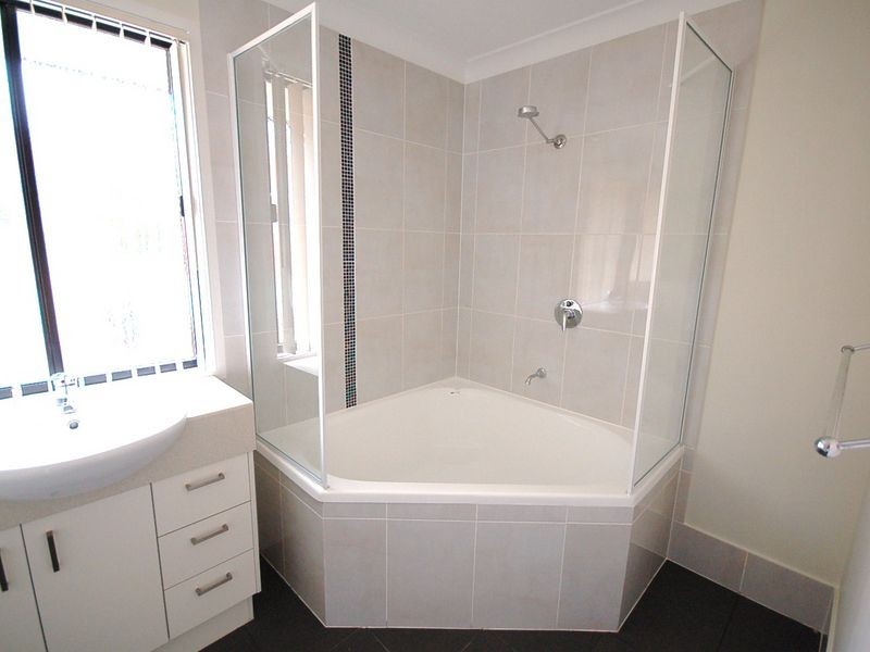 2/118 Samsonvale Road, Strathpine QLD 4500