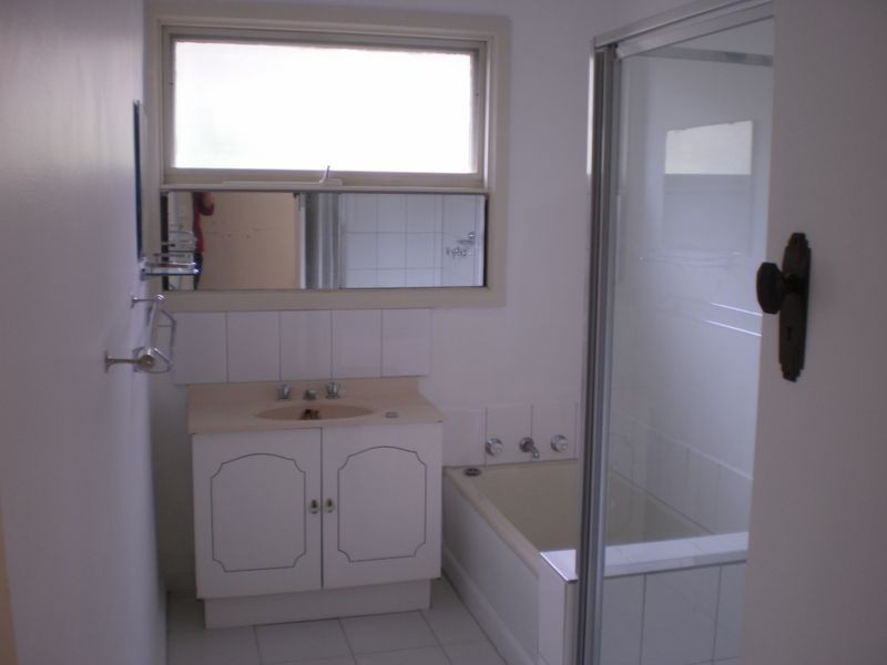 18 Preston Road, Hughesdale VIC 3166