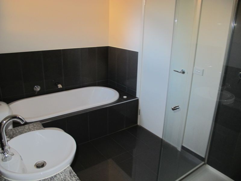 1/76 Ferntree Gully Road, Oakleigh East VIC 3166