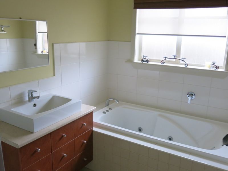 2 Abbeygate Street, Oakleigh VIC 3166