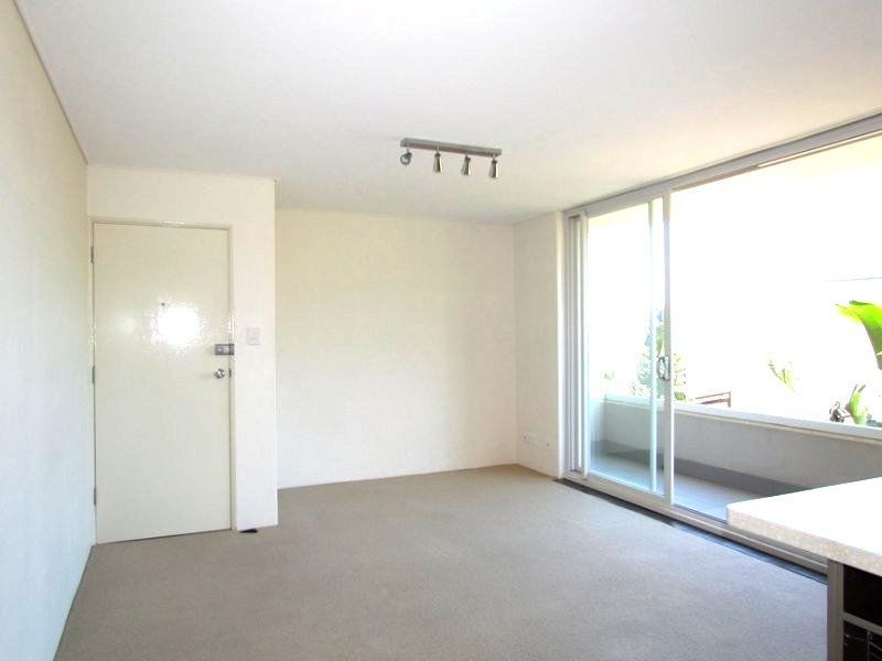 8/64 Carrington Parade, Curl Curl NSW 2096