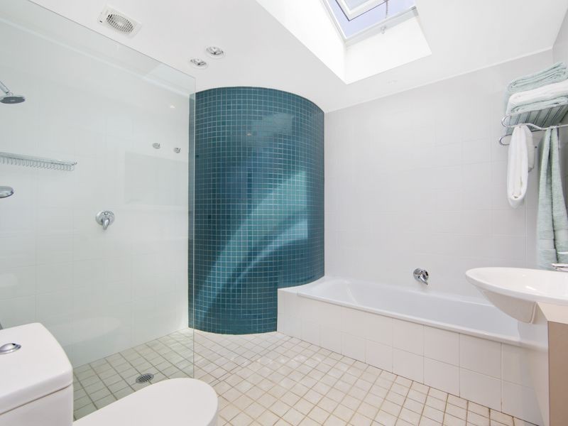 10 Wyadra Ave, Freshwater NSW 2096