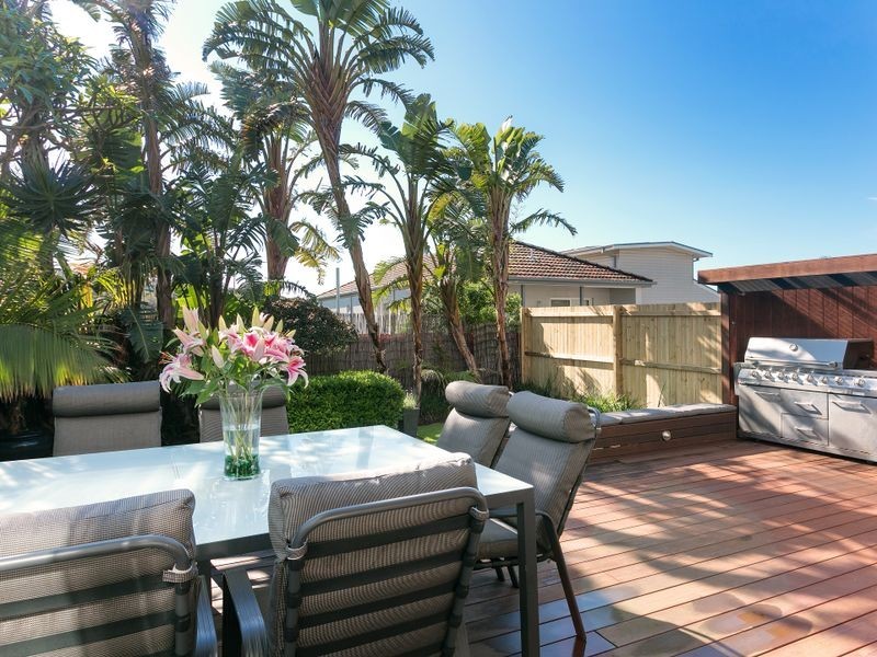 17 Griffin Road, North Curl Curl NSW 2099