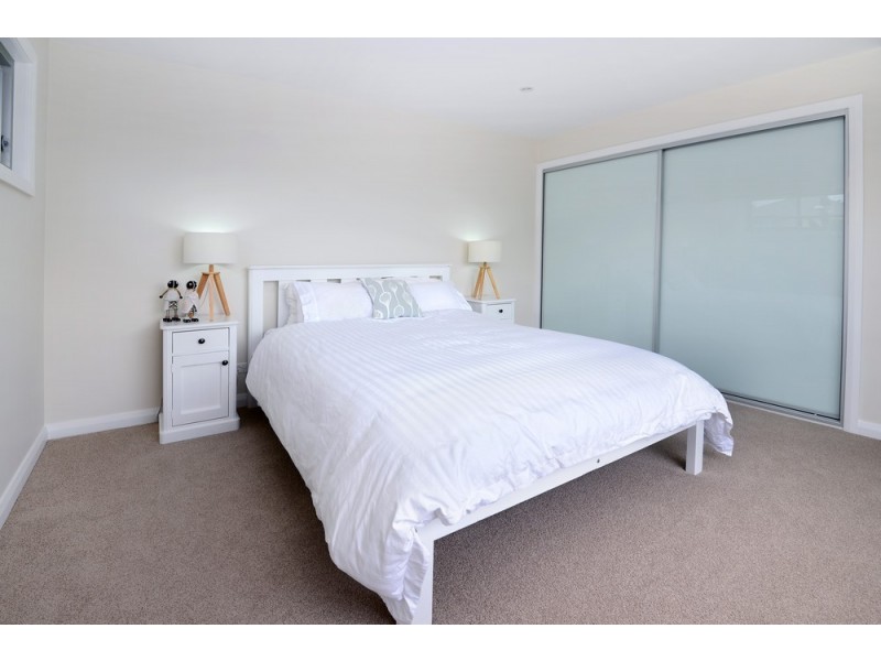 8 Stirgess Avenue, Curl Curl NSW 2096