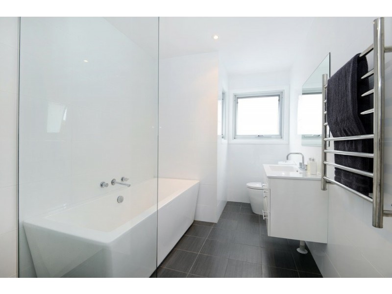 8 Stirgess Avenue, Curl Curl NSW 2096