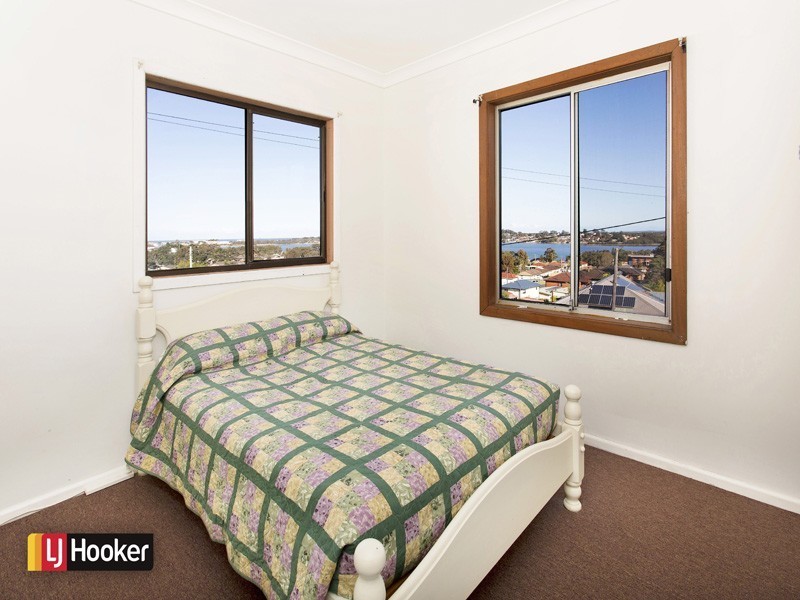 14 Canberra Road, Lake Heights NSW 2502