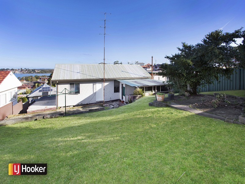 14 Canberra Road, Lake Heights NSW 2502